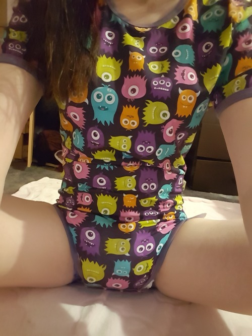 crinklecupcake:  lilbabydani:  Sooo, i gots a new onsie in the post and i super happys cause it’s soo cute and comfy
