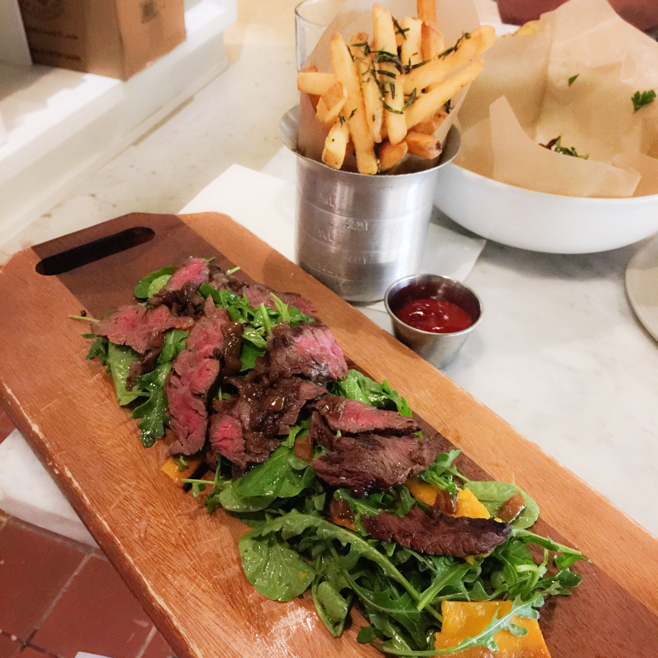 loveandporkbelly:  Skirt steak with shallot confit, arugula &amp; persimmon salad,