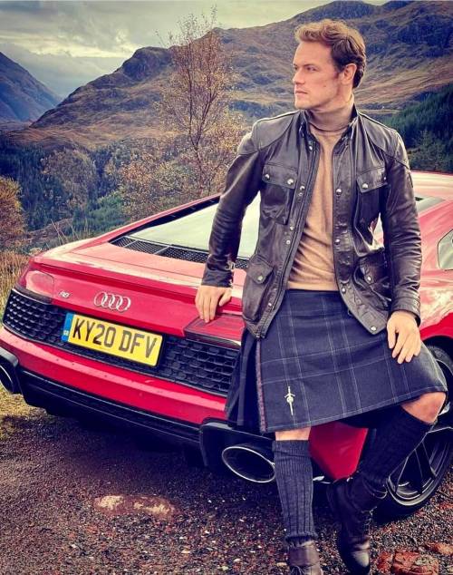 (via Sam Heughan and his knees : LadyBoners)