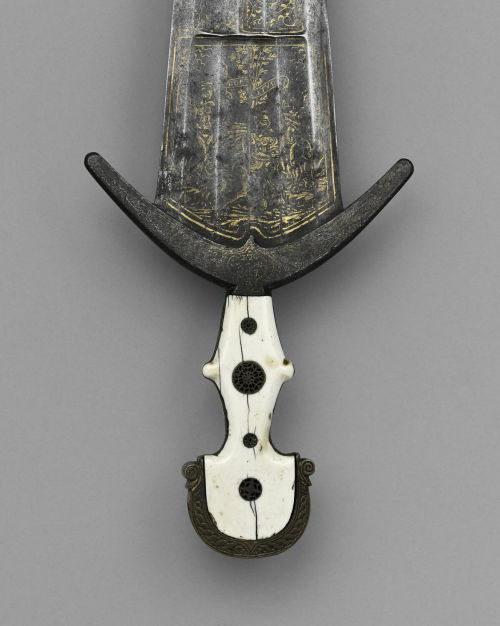 armthearmour: An ivory hilted Cinquedea with a beautifully tooled leather scabbard,OaL: 23.3 in/59.2