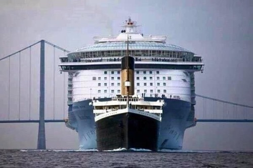 congenitaldisease:A photograph showing the size comparison between the Titanic and a modern-day crui