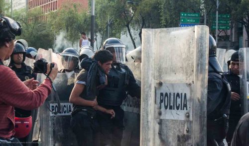 Escenas de protesta ciudadana y reprensión policiaca en las ciudades de México y Oaxaca