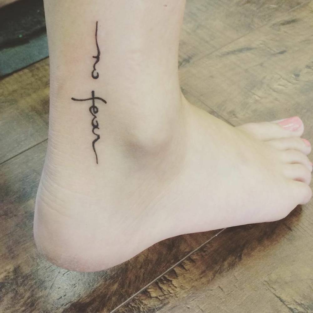 Tatuajes Pequeños — Tatuaje en el tobillo que dice “No fear” (“sin...