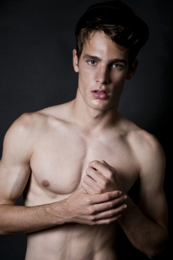 goldmalemodels:  inversesolipsism:  Jack Gusmeroli photographed by Pat Supsiri for Vanity Teen    GMM 