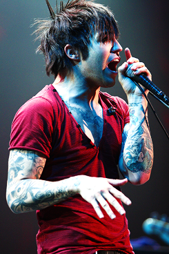 deadcool: pete   red v-neck (© fobomatic)