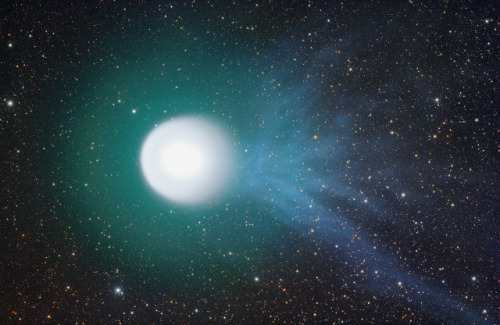 siggyscott:Comet Holmes (17P/Holmes) in 2007.  The comet’s dust trail is directly behind the nucleus