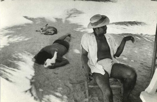 tomorrowcomesomedayblog: Mexique : sieste à Acapulco (1959) par Marc Riboud