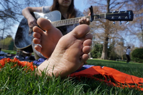 fmdfeet:  Jewish girls met at the park