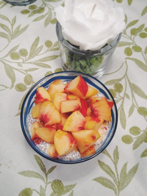 yesterday’s night snack! vanilla chia seed pudding topped with a peach! tried it out for the f