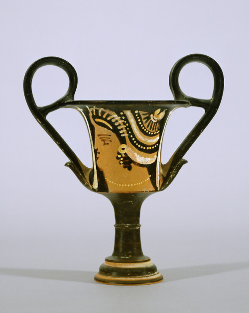 Apulian red-figure kantharos (drinking cup) in the Plain Style, decorated with a woman’s head.  Arti