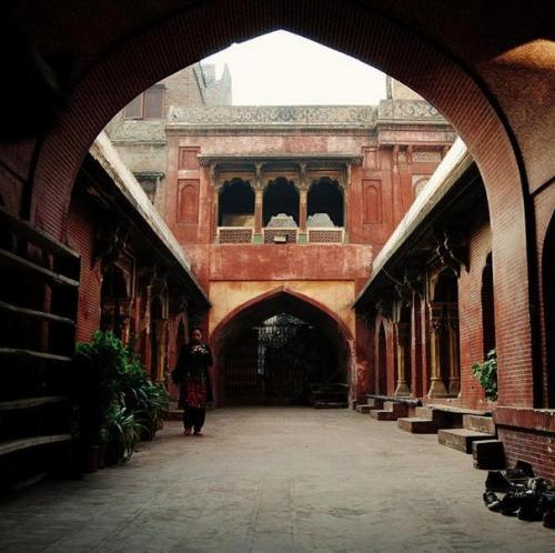 nostalgicpakistani:Arches in the Walled City of Lahore, Pakistan (via londontolahore)