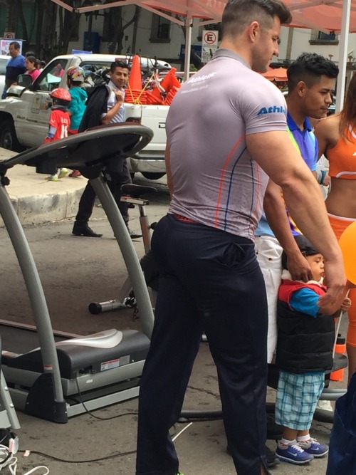 mercooriothong:  Random guy doing some promo. I drooled.