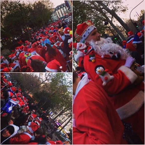 Santas everywhere in Paris (à Place Pigalle)