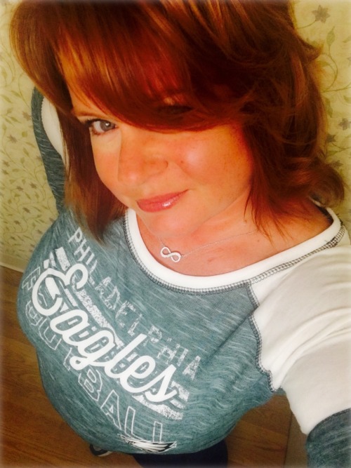 prettylilredhead:Tuesday selfies … Rockin’ the yoga pants and my Eagles Pride!!! Hope everyone is ha