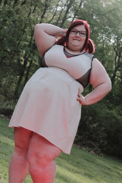 bigcutiekelly:  Picnic OOTD, I felt so adorable in this outfit and I love how these photos came out.  Glasses: Chanel  Dress: fashiontofigureFlip-Flops: Target  Beautiful 😊