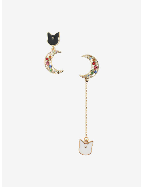 Luna &amp; Artemis earrings found at Hot Topic. Drop earrings Pearl earringsMis-match 