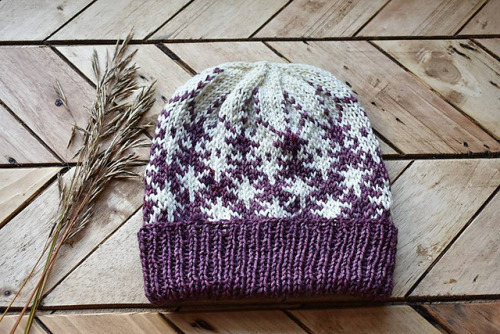 lazy-vegetarian:Tuque Novembre by Les laines Coco (free pattern on Ravelry)