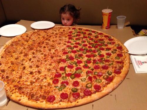 foodhumor:She asked for the biggest pizza they had