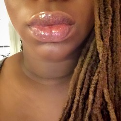 missprimproper:  A very shiny, lip glossy