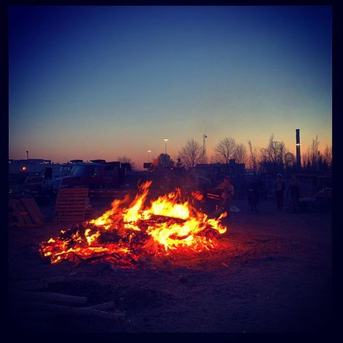 #earthday #earthday2021 #cfc_chicago #urbanphotography #urbanlandscape #bonfire #dawn #sunrise https