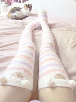 strawberry-kisu: fluffy socks and (2) cute