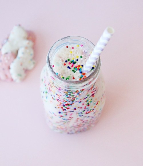 littlekawaiiusagi: sweetoothgirl: Animal Cookie Milkshake Yummmmmmm