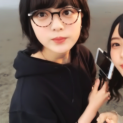 kawausotechico-caro:2018. 08.14 自撮りTV 平手友梨奈 柿崎芽実 GIF