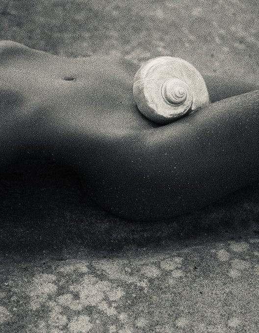 desdemona-d:L'anima è un oceano sotto la pelle.Henri MichauxPhoto Natalie Karpushenko