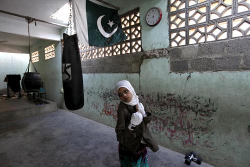 tainico: theweekmagazine: Pakistan’s first all-female boxing club A group of Pakistani girls 