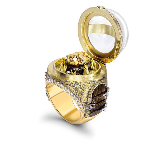idiosyncreant:archiemcphee:British master jeweler Theo Fennell creates awesomely intricate gold ring