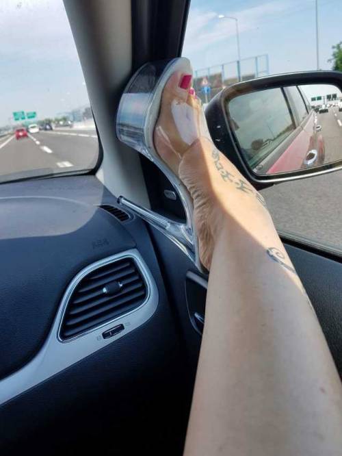 serialkillerfragola:  Come fare impazzire i camionisti  Nice legs and sexy feet
