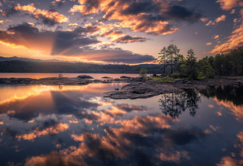 jswanstromphotography:Summer Rays by Ole Henrik Skjelstad on Flickr.