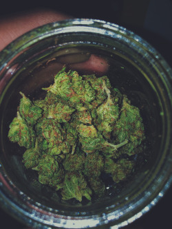 stonerpros:  looking to buy a new bong? Check out our glass buyers guide
