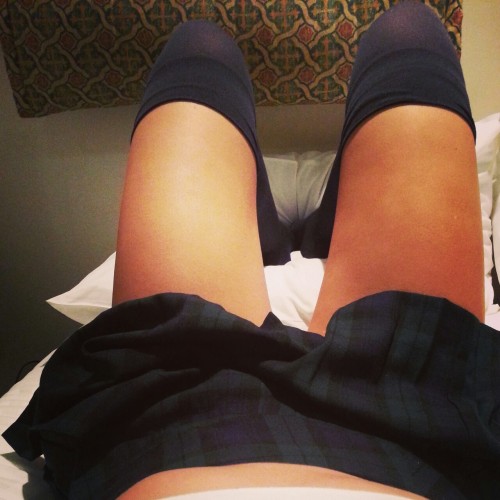 pickmeup-sortmeout-calmmedown:  Waiting (not so patiently) for daddy to get his sweet ass here.