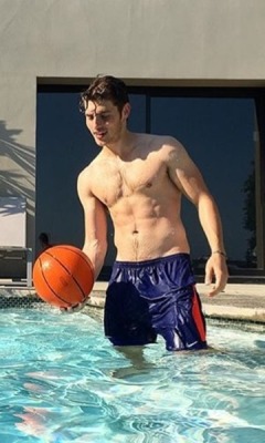 male-and-others-drugs:Gregg Sulkin