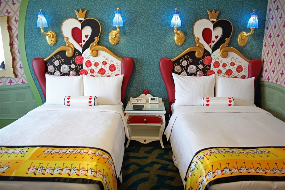 tinkeperi:Tokyo Disney Resort: Alice in Wonderland room:)