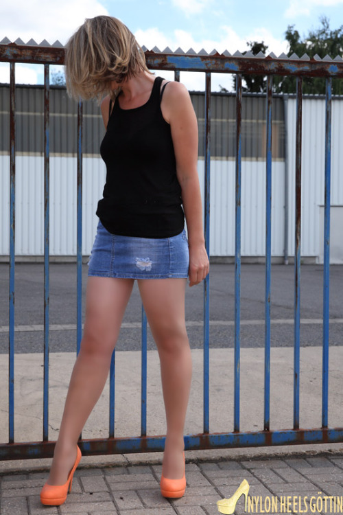 nylonheelsgottin:  www.facebook.com/nylonheelsgottin  Hot On Heels // www.hot-on-heel