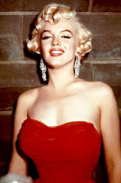 summers-in-hollywood: Marilyn Monroe attending
