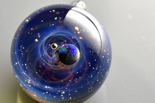 culturenlifestyle:  Satoshi Tomizu Captures the Universe In Incredible Miniature Glass Spheres Japanese glass artist Satoshi Tomizu creates unbelievable globes of glass that contain solar systems, stars, and galaxies. These miniature spheres are made