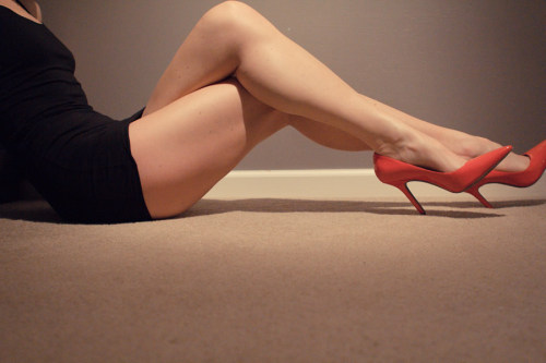 heelhunter: myclassywife: There’s no day for these legs, hope you guys don’t mind this post on Tople