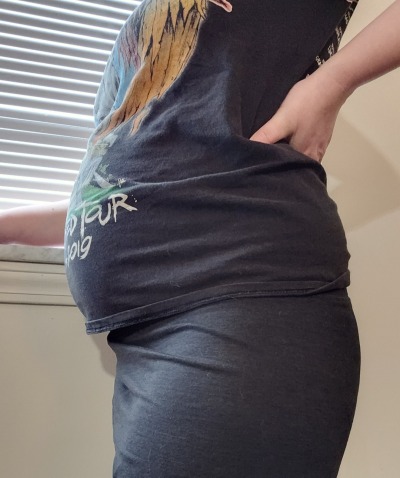 lookathatbelly:I love watching people make direct eye contact with my belly in public because of how little some of my shirts are. I continue wearing them so I can catch people looking. 