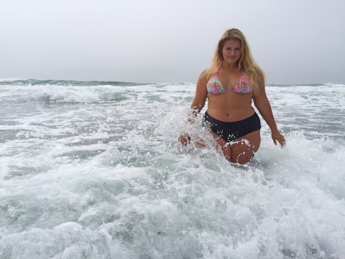 gonotme:marshmallowfluffwoman:Making a splash in Bodega Bay Autumn Lynn  https://marshmallowfluffwo