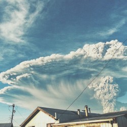 soy-un-weon-enano:  fue muy hermoso y tenebroso ver esto desde mi ventana #vintage #snapseed #volcancalbuco