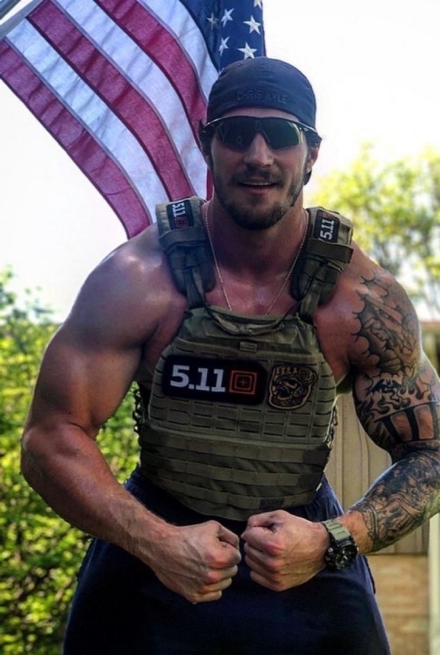 appalachianreb:  americanmasculinty:🇺🇸💪🏻   Need strong men like him to spread their seed far and wide   only the strong should breed 