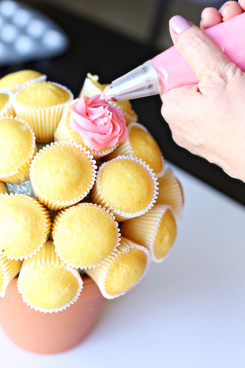 ugly–cupcakes:Vanilla Cupcake Flower Bouquet