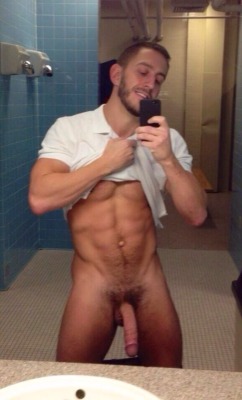 kylegean:  Follow me for more hot pictures!;)