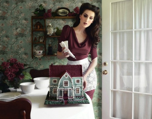 archiemcphee:  Los Angeles-based artist and baker Christine McConnell meticulously recreated her parents’ house using German chocolate cake, complete with flickering lights in the windows.  “The foundation of the house is made out of layer upon