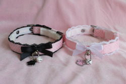 bi18babee:  kittensplaypenshop:  Buckled kitten collars :) They are 5/8” in width! &lt;3 MUCH skinnier than any of our other collars and just as tug proof!   *grabbie hands * 