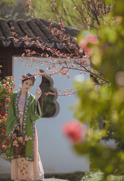 ziseviolet:“Spring Scenery/春色” Spring 2020 Hanfu collection by Liuxian Shuge/六仙书阁.&