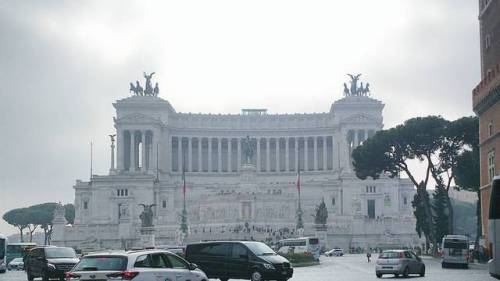 La fine #nubiaèincittà_____________ #piazzavenezia #altareallapatria #contrast #art #architecture 